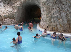 The development of the baths at the surroundings of the naturally formed thermal water caves was begun in the mid-18th century - Miskolc, Hungría