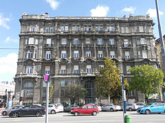 Late eclectic style apartment house on the Danube bank - Будапешт, Угорщина