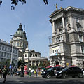 A Fonciére-palota (jobbra) az Andrássy út belvárosi végét jelzi (távolabb pedig a Szent István-bazilika látszik) - Budapest, Magyarország