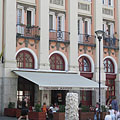 A Tiramisu kávézó a volt Mátra Szálló épületének földszintjén, előtte szökőkút, benne szőlőtőkét szimbolizáló kútszobor - Gyöngyös, Magyarország